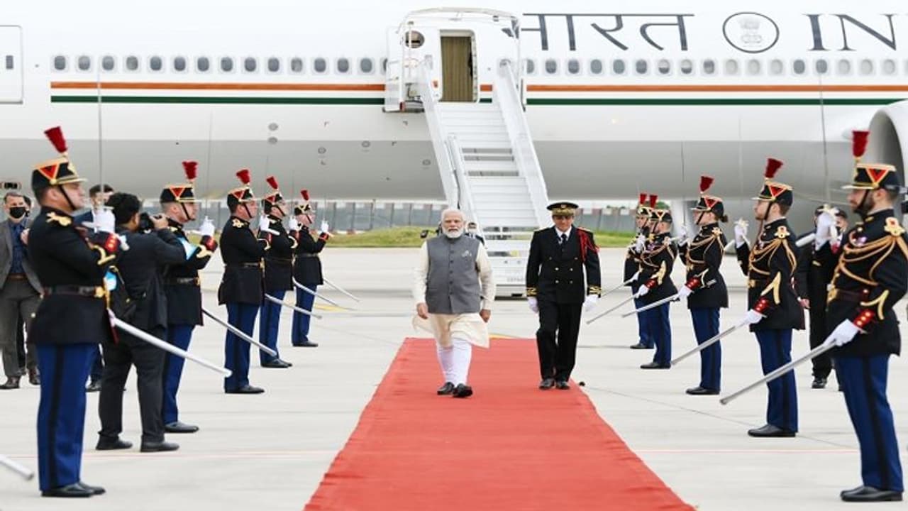 নরেন্দ্র মোদীকে ফ্রান্সে স্বাগত জানালেন ম্যাক্রোঁ, কথা হতে পারে রাশিয়ার আগ্রাসন নিয়েও 