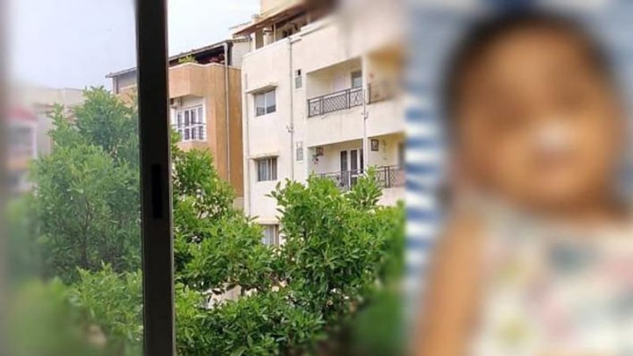 7 வது மாடியிலிருந்து விழுந்த குழந்தை.. ரத்த வெள்ளத்தில் துடிதுடித்து பலி.. நெஞ்சில் அடித்துக்கொண்டு கதறிய தாய்