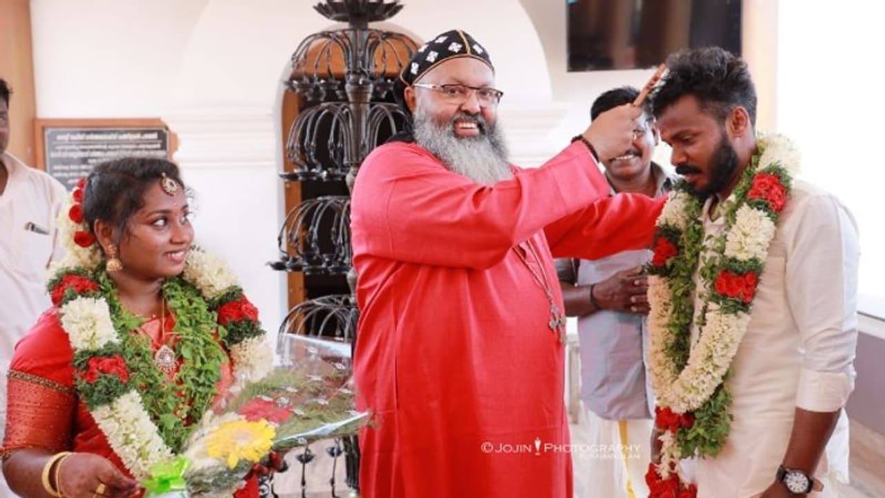 ക്ഷേത്രത്തിൽ താലികെട്ടി, പള്ളിയിൽ മാലയിട്ടു; പഴഞ്ഞിയിലെ മതമൈത്രി കല്യാണം ക്ഷേത്രത്തിൽ താലികെട്ടി, പള്ളിയിൽ മാലയിട്ടു; പഴഞ്ഞിയിലെ മതമൈത്രി കല്യാണം