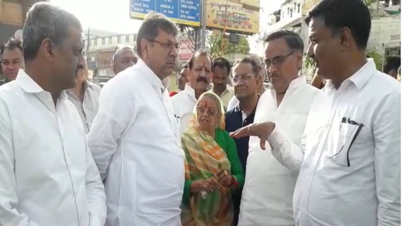 जोधपुर हिंसा पर सियासी घमासान : सतीश पूनिया का अशोक गहलोत से सवाल, मुख्यमंत्री बताएं भगवाना लहराना कैसा अपराध जोधपुर हिंसा पर सियासी घमासान : सतीश पूनिया का अशोक गहलोत से सवाल, मुख्यमंत्री बताएं भगवाना लहराना कैसा अपराध