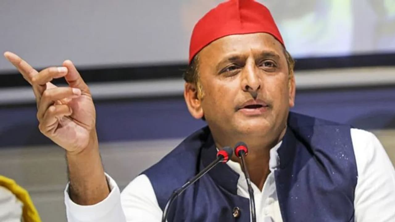 अखिलेश यादव ने थानों पर बुलडोजर चलाने की रखी मांग, योगी सरकार से किया ये सवाल अखिलेश यादव ने थानों पर बुलडोजर चलाने की रखी मांग, योगी सरकार से किया ये सवाल