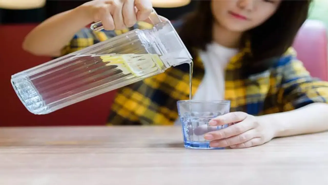 खाना खाने के बाद भूलकर भी ना पिए एक भी घूट पानी, हो सकते हैं ये गंभीर नुकसान खाना खाने के बाद भूलकर भी ना पिए एक भी घूट पानी, हो सकते हैं ये गंभीर नुकसान