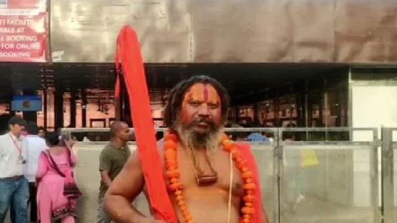 अयोध्या पहुंचे महंत परमहंस दास अपनी जिद पर हैं अड़े, आज फिर भगवान शिव की आराधना के लिए जाएंगे ताजमहल