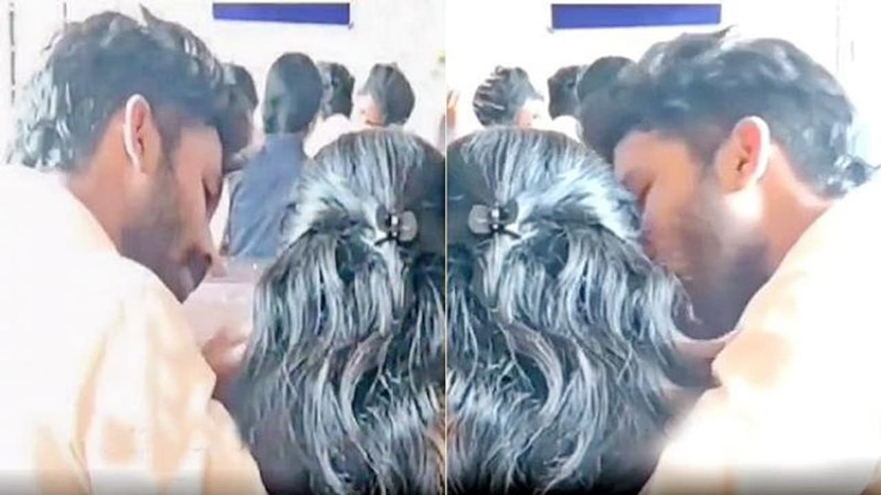 వైరల్ వీడియో : క్లాస్ జరుగుతుంటే.. వెనక కూర్చుని అమ్మాయికి ముద్దులు...అసలు ట్విస్టేంటంటే....
