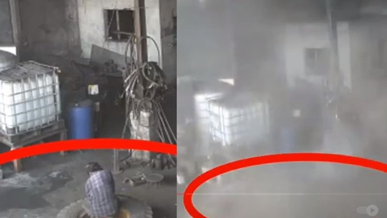 കാറ്റ് നിറയ്ക്കുന്നതിനിടെ ജെസിബി ടയര് പൊട്ടിത്തെറിച്ചു; രണ്ടുപേര് മരിച്ചു കാറ്റ് നിറയ്ക്കുന്നതിനിടെ ജെസിബി ടയര് പൊട്ടിത്തെറിച്ചു; രണ്ടുപേര് മരിച്ചു