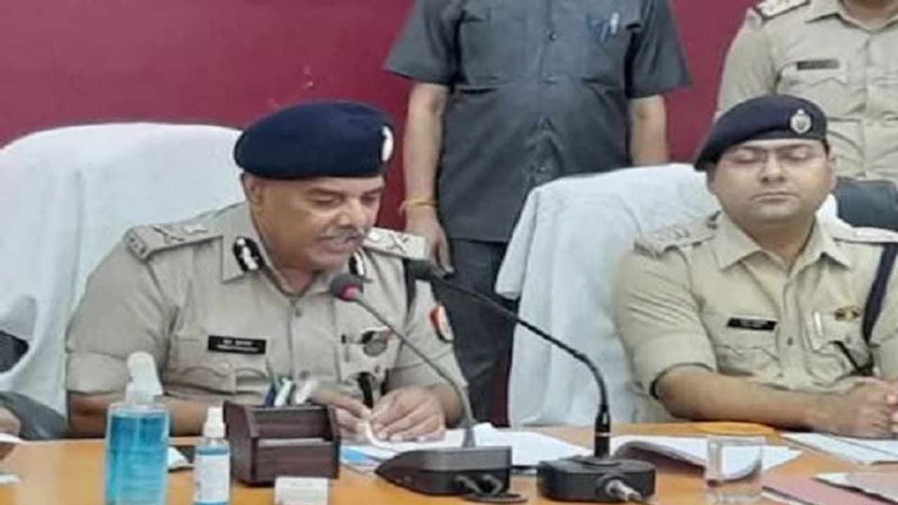 प्रयागराज पुलिस ने सामूहिक हत्याकांड पर किया बड़ा खुलासा, बिहार से आकर देते थे डकैती रेप व हत्या को अंजाम प्रयागराज पुलिस ने सामूहिक हत्याकांड पर किया बड़ा खुलासा, बिहार से आकर देते थे डकैती रेप व हत्या को अंजाम