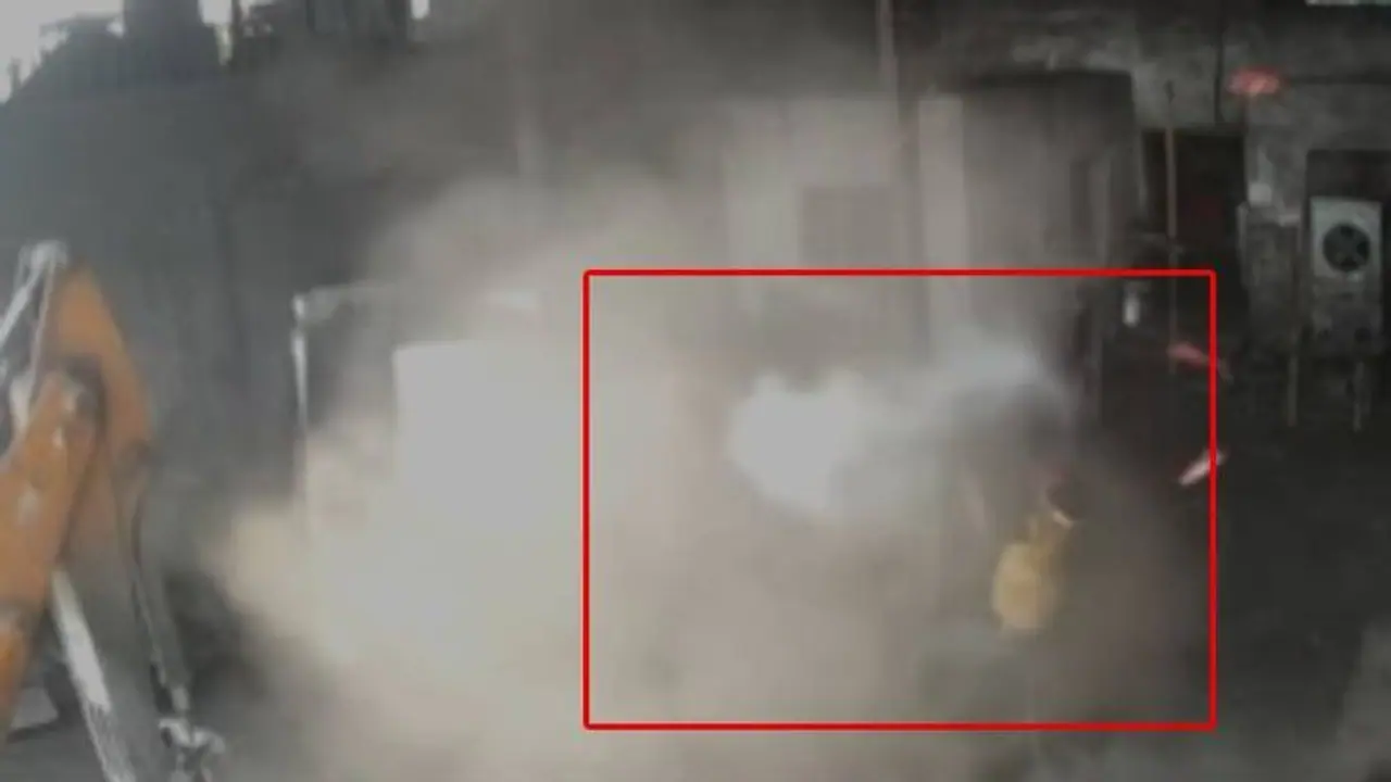 காற்றை நிரப்பும் போது விபரீதம்... ஜெ.சி.பி. டையர் வெடித்து இருவர் பலி..!