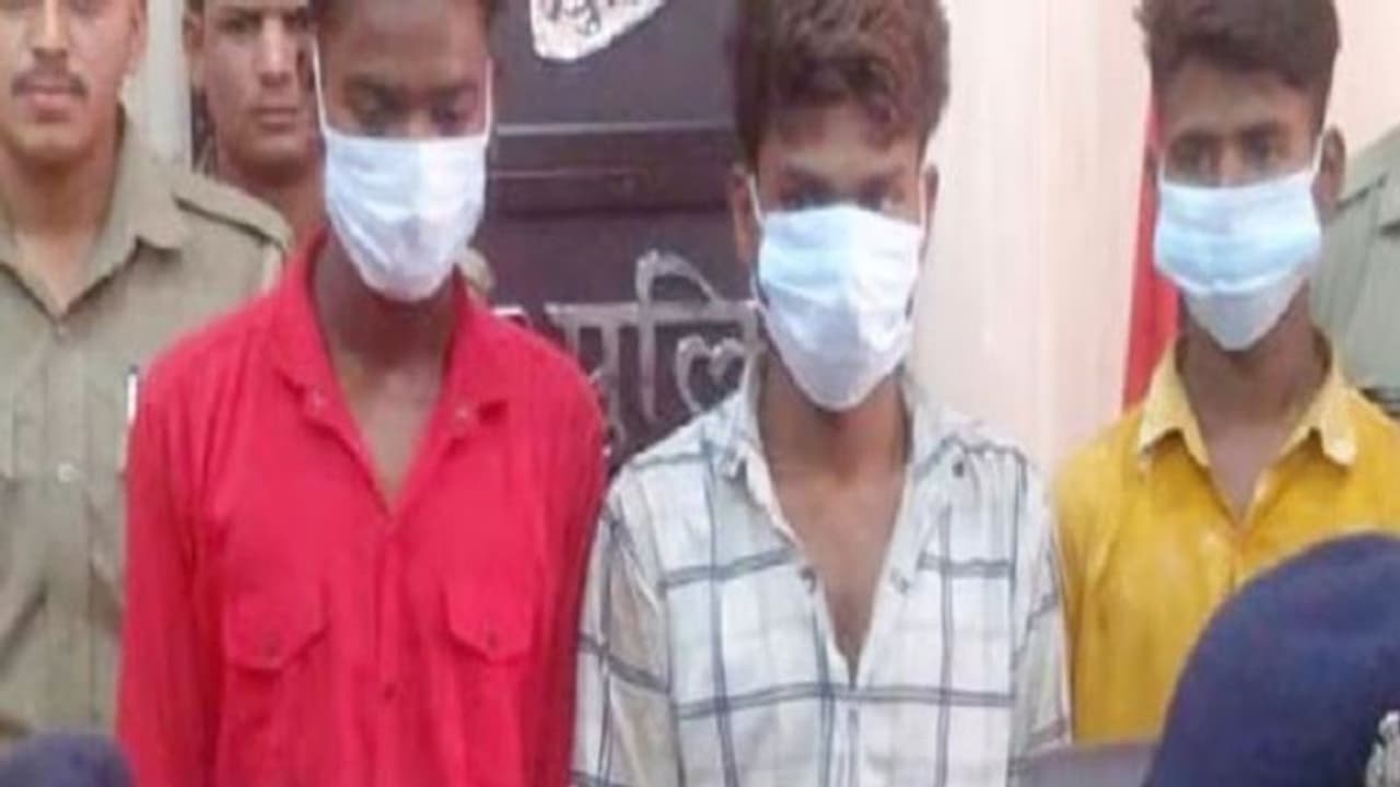 दंगे को भड़काने की कोशिश में मस्जिद के सामने फेंकी ये वस्तुएं, पुलिस ने तीन और आरोपियों को किया गिरफ्तार दंगे को भड़काने की कोशिश में मस्जिद के सामने फेंकी ये वस्तुएं, पुलिस ने तीन और आरोपियों को किया गिरफ्तार