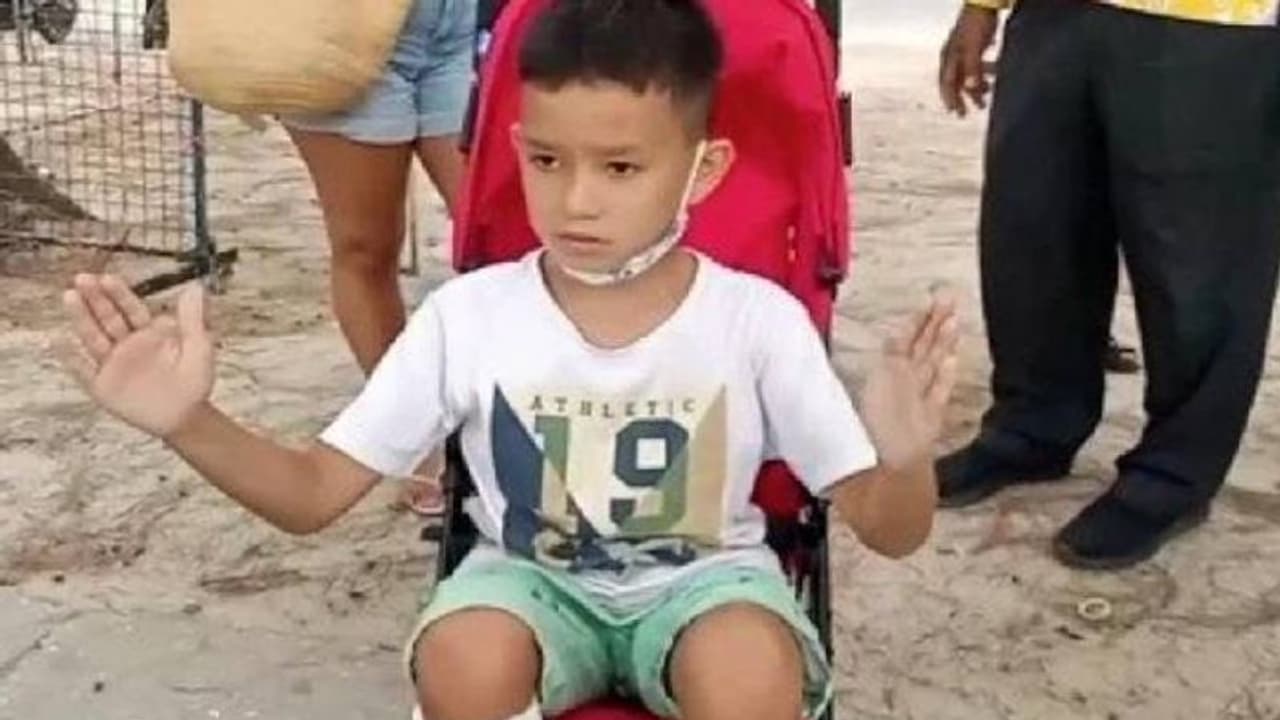 എട്ടുവയസുകാരനെ ആക്രമിച്ച് സ്രാവ്, മുഖത്തിടിച്ച് രക്ഷപ്പെട്ട് കുട്ടി എട്ടുവയസുകാരനെ ആക്രമിച്ച് സ്രാവ്, മുഖത്തിടിച്ച് രക്ഷപ്പെട്ട് കുട്ടി