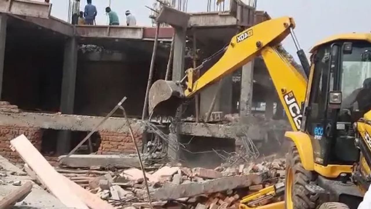 लखनऊ: मंदिर की आड़ में अवैध कॉम्प्लेक्स खड़ा कर रहा था ट्रस्ट, नोटिस भेजने पर नहीं रोका काम तो चला बुलडोजर लखनऊ: मंदिर की आड़ में अवैध कॉम्प्लेक्स खड़ा कर रहा था ट्रस्ट, नोटिस भेजने पर नहीं रोका काम तो चला बुलडोजर