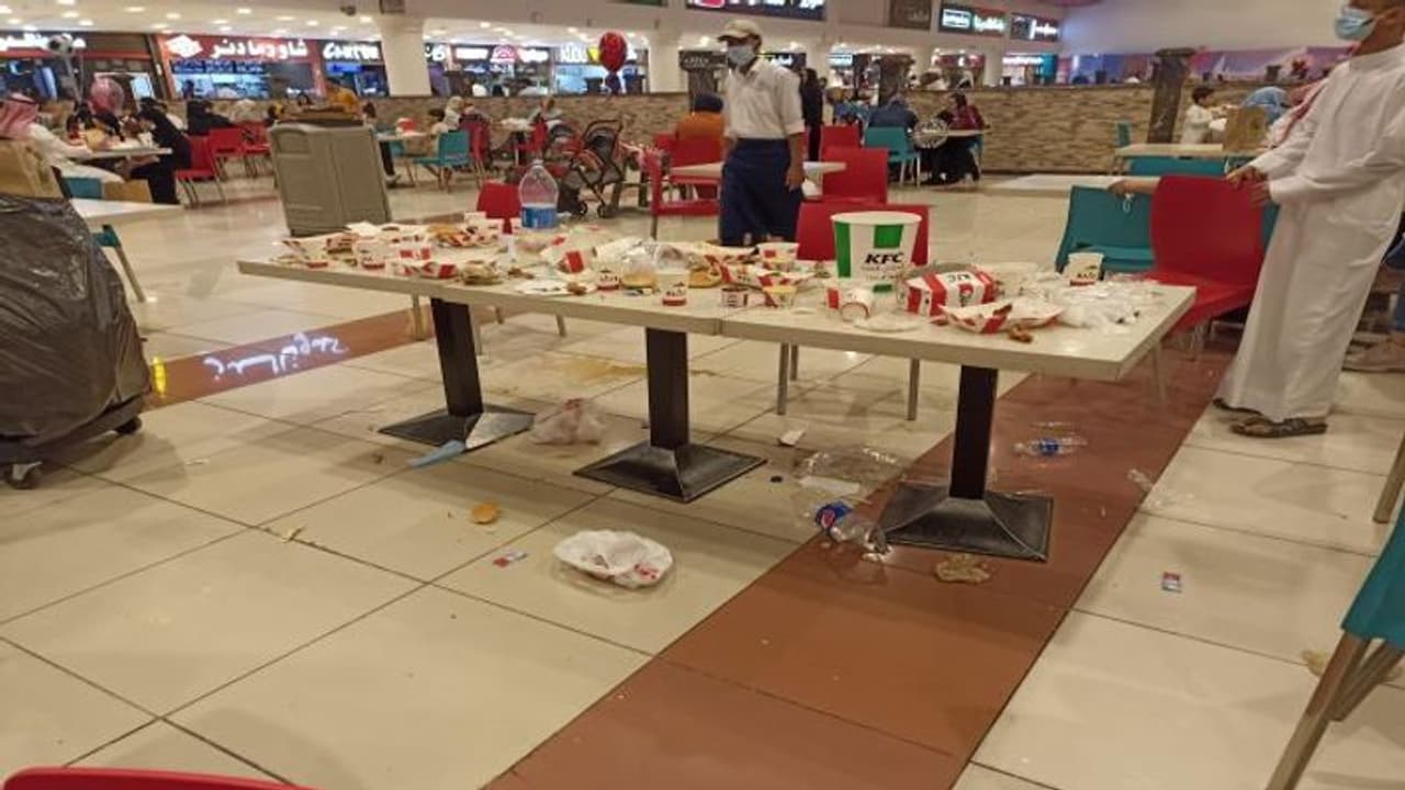 परिवार ने रेस्त्रां में खाया खाना, मगर कर गए ऐसी हरकत सोशल मीडिया पर हजारों यूजर बोले इनसे गंदा कोई नहीं परिवार ने रेस्त्रां में खाया खाना, मगर कर गए ऐसी हरकत सोशल मीडिया पर हजारों यूजर बोले इनसे गंदा कोई नहीं