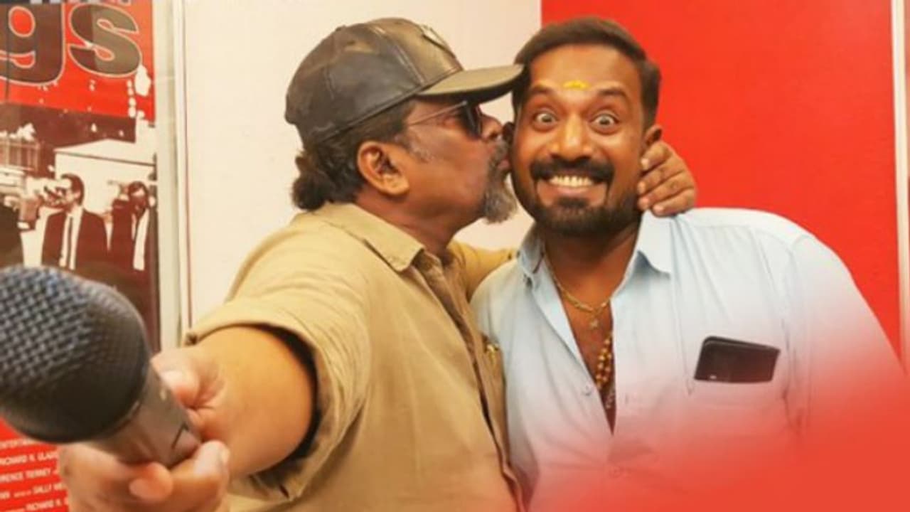 MIKE: ஒரே முத்தத்தில் மைக் பிரச்சனைக்கு முற்றுப்புள்ளி வைத்த பார்த்திபன்..வைரலாகும் ரோபோ சங்கர் முத்த போட்டோ.. MIKE: ஒரே முத்தத்தில் மைக் பிரச்சனைக்கு முற்றுப்புள்ளி வைத்த பார்த்திபன்..வைரலாகும் ரோபோ சங்கர் முத்த போட்டோ..