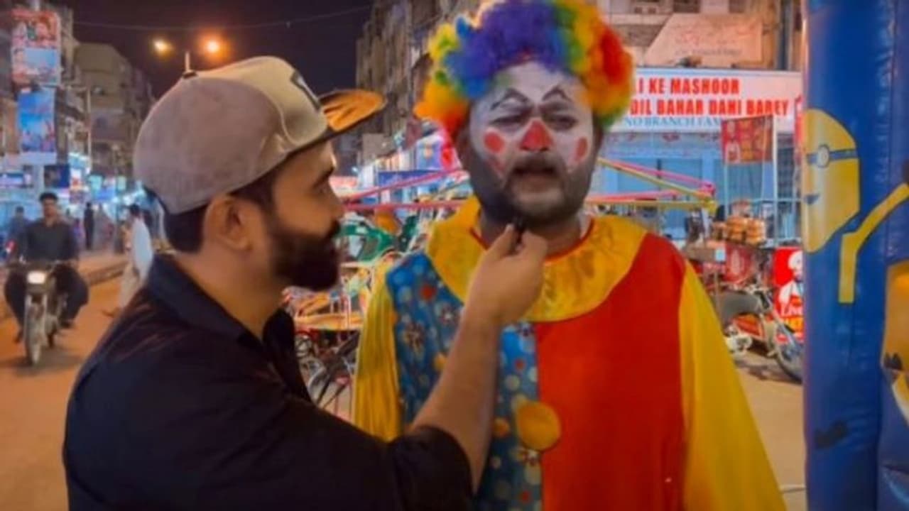 पाकिस्तानी ब्लॉगर की फरमाइश पर आरिफ खान ने सोनू निगम का सुनाया शानदार गाना, यूजर्स बोले जोकर ने दिल जीत लिया पाकिस्तानी ब्लॉगर की फरमाइश पर आरिफ खान ने सोनू निगम का सुनाया शानदार गाना, यूजर्स बोले जोकर ने दिल जीत लिया