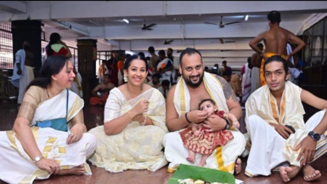 സുദർശനയ്ക്ക് ചോറൂൺ; സന്തോഷം പങ്കുവച്ച് അര്ജുന് സോമശേഖര് സുദർശനയ്ക്ക് ചോറൂൺ; സന്തോഷം പങ്കുവച്ച് അര്ജുന് സോമശേഖര്