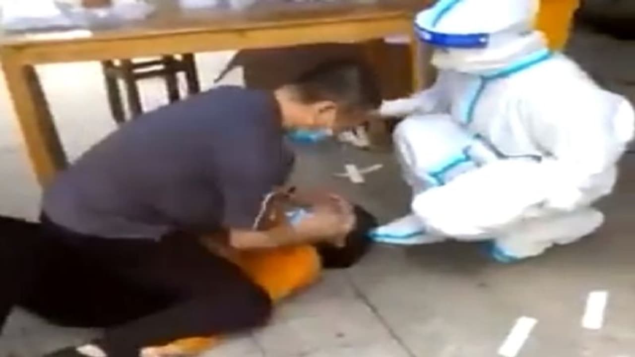 Covid Test के लिए चीन में महिला के साथ जानवरों जैसा सलूक, जमीन पर पटका फिर शरीर पर बैठ लिया सैंपल Covid Test के लिए चीन में महिला के साथ जानवरों जैसा सलूक, जमीन पर पटका फिर शरीर पर बैठ लिया सैंपल