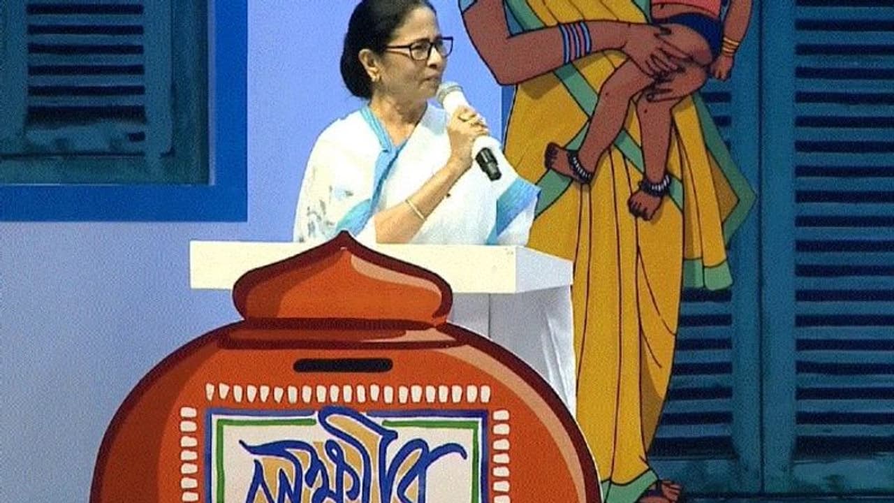 মমতা বন্দ্যোপাধ্যায়কে বাংলা আকাডেমির সম্মান, প্রতিবাদে পুরস্কার ফেরত থেকে ইস্তফার ঢল সাহিত্যিকদের