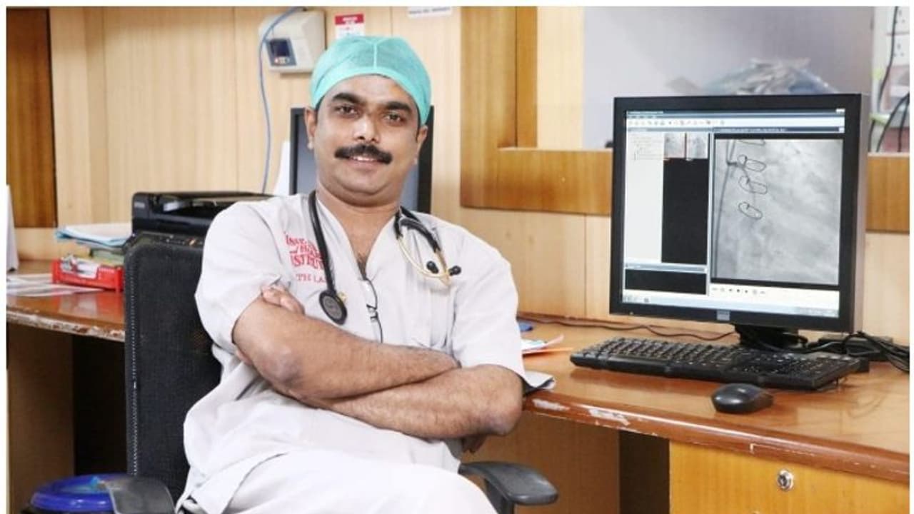 'വലതുകൈ ഉയർത്തി, മുഷ്ടി ചുരുട്ടി, ചുണ്ടുകൾ പതുക്കെ അനക്കി പറഞ്ഞു, ലാൽസലാം'; ഐസിയു അനുഭവം പറഞ്ഞ് ജോ ജോസഫ്