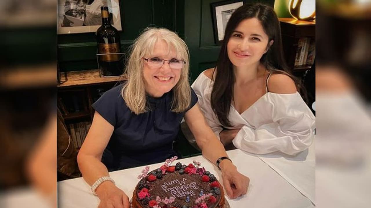 कैटरीना कैफ ने अपनी मां का बर्थडे किया सेलिब्रेट, फैमिली फोटो में नहीं दिखें विक्की कौशल कैटरीना कैफ ने अपनी मां का बर्थडे किया सेलिब्रेट, फैमिली फोटो में नहीं दिखें विक्की कौशल