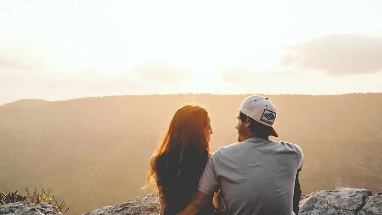 होटल में रुकने से लेकर प्राइवेट प्लेस पर रिलेशनशिप बनाने तक, अनमैरिड कपल्स को जानने चाहिए ये 5 नियम