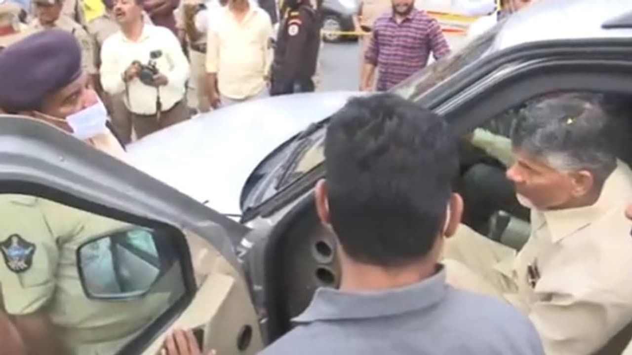 చంద్రబాబు రుషికొండ వెళ్లకుండా అడ్డుకున్న పోలీసులు.. హైవేపై కాన్వాయ్ నిలిపివేత.. చంద్రబాబు రుషికొండ వెళ్లకుండా అడ్డుకున్న పోలీసులు.. హైవేపై కాన్వాయ్ నిలిపివేత..