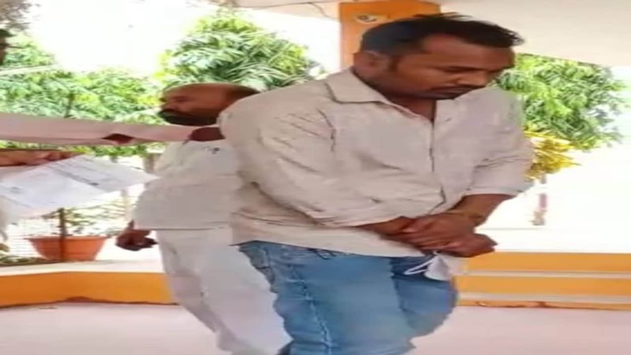 परीक्षा के दौरान हुई जांच में पकड़ा गया मुन्ना भाई, दूसरे के स्थान में बैठकर दे रहा था एग्जाम