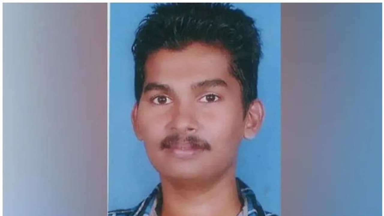 കാരയ്ക്കാ മണ്ഡപം റഫീഖ് വധക്കേസ്: ഏഴ് പ്രതികൾക്കും ജീവപര്യന്തം തടവും 7 ലക്ഷം പിഴയും ശിക്ഷ കാരയ്ക്കാ മണ്ഡപം റഫീഖ് വധക്കേസ്: ഏഴ് പ്രതികൾക്കും ജീവപര്യന്തം തടവും 7 ലക്ഷം പിഴയും ശിക്ഷ