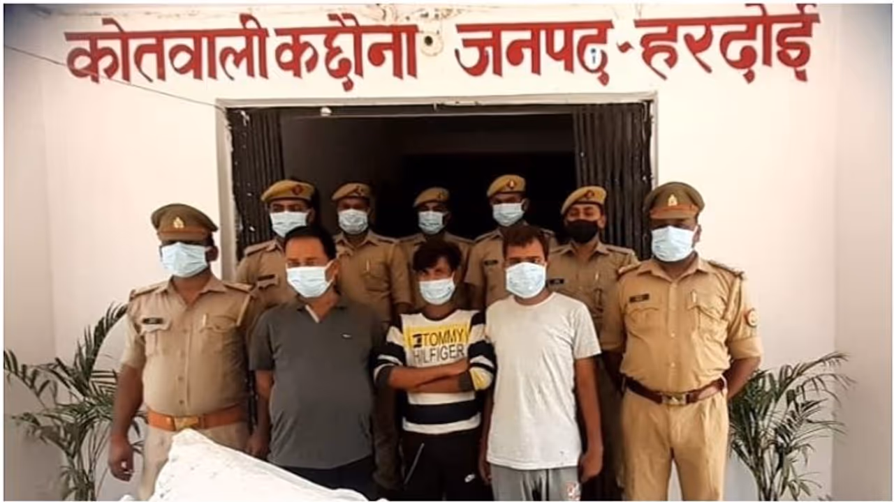ओडिशा से लाकर यूपी में करते थे गांजे की तस्करी, ढाई लाख रुपये कीमत के साथ पुलिस ने किया गिरफ्तार ओडिशा से लाकर यूपी में करते थे गांजे की तस्करी, ढाई लाख रुपये कीमत के साथ पुलिस ने किया गिरफ्तार