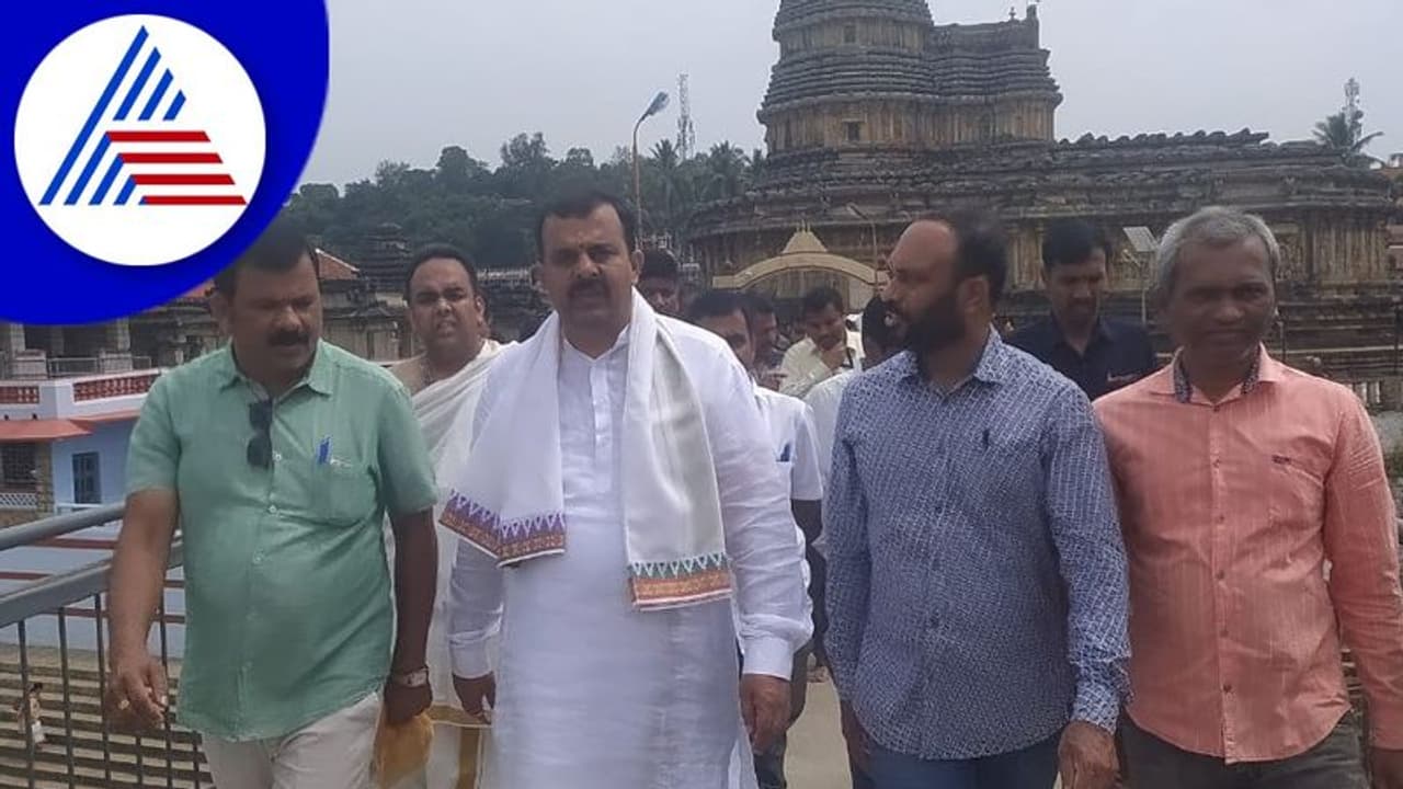 Chikkamagaluru: ಶೃಂಗೇರಿ ಶಾರದಾ ಪೀಠಕ್ಕೆ ಇಂಧನ ಸಚಿವ ವಿ ಸುನೀಲ್ ಕುಮಾರ್ ಭೇಟಿ 