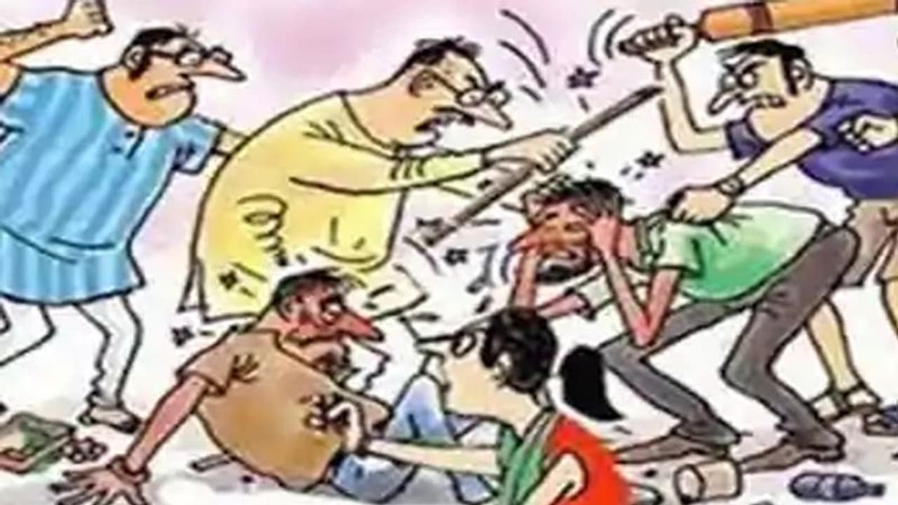 पिता के शव को कांधे से उतारकर 7 बेटों में चले लात घूंसे, घर पर महिलाओं में चले बेलन, पुलिस ने कराई अंत्येष्टि