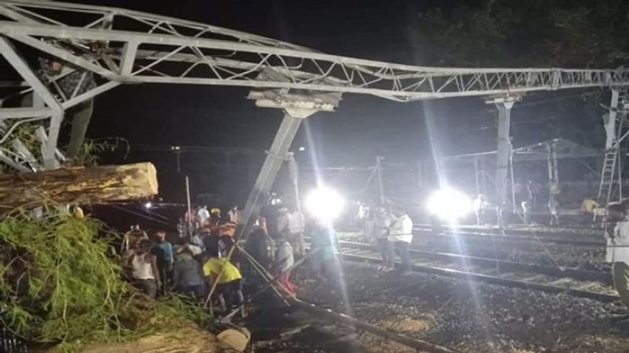 కోస్తాలో ఈదురు గాలుల బీభత్సం.. పలు రైళ్ల రద్దు.. మరికొన్ని దారి మళ్లింపు కోస్తాలో ఈదురు గాలుల బీభత్సం.. పలు రైళ్ల రద్దు.. మరికొన్ని దారి మళ్లింపు