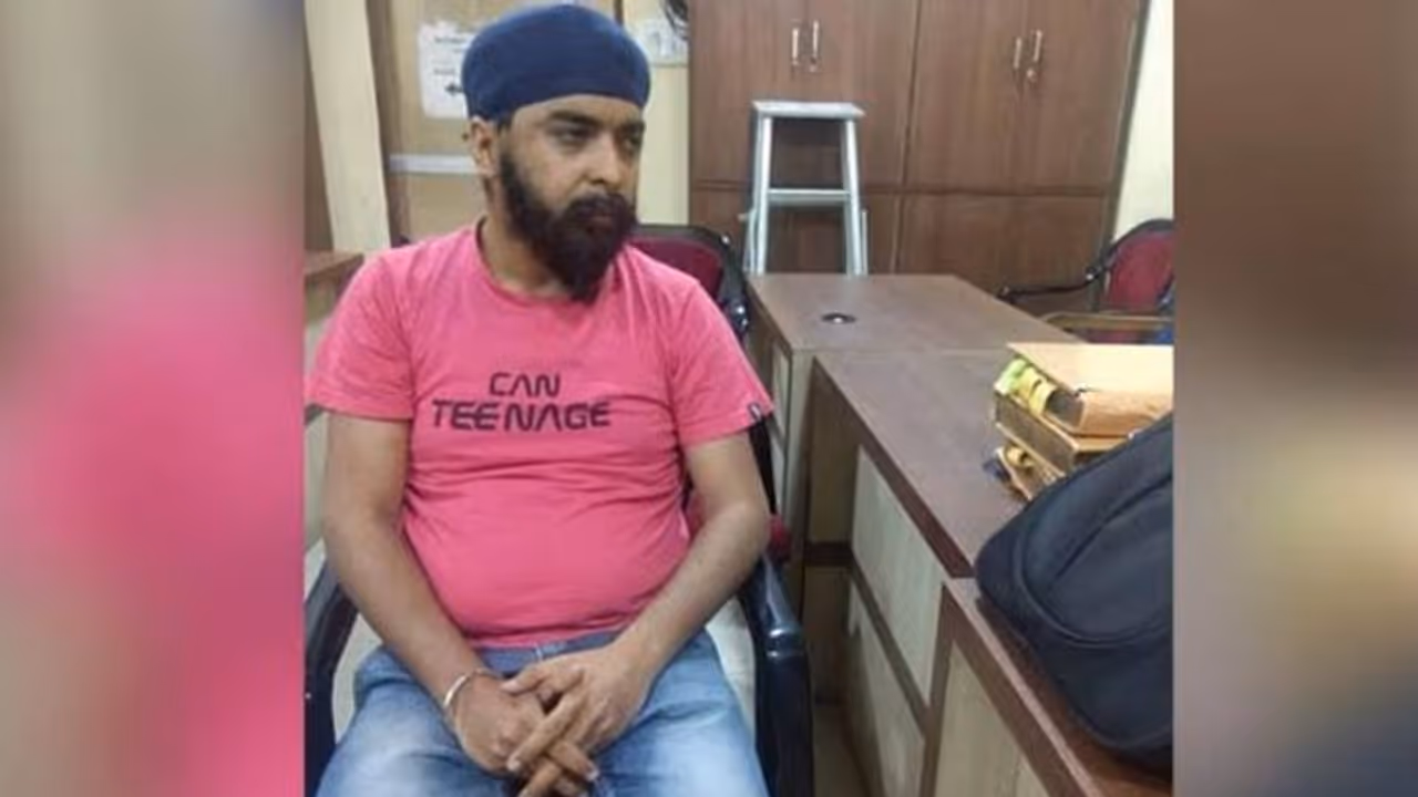 BJP's Tajinder Bagga arrested by Punjab Police from Delhi BJP's Tajinder Bagga arrested by Punjab Police from Delhi