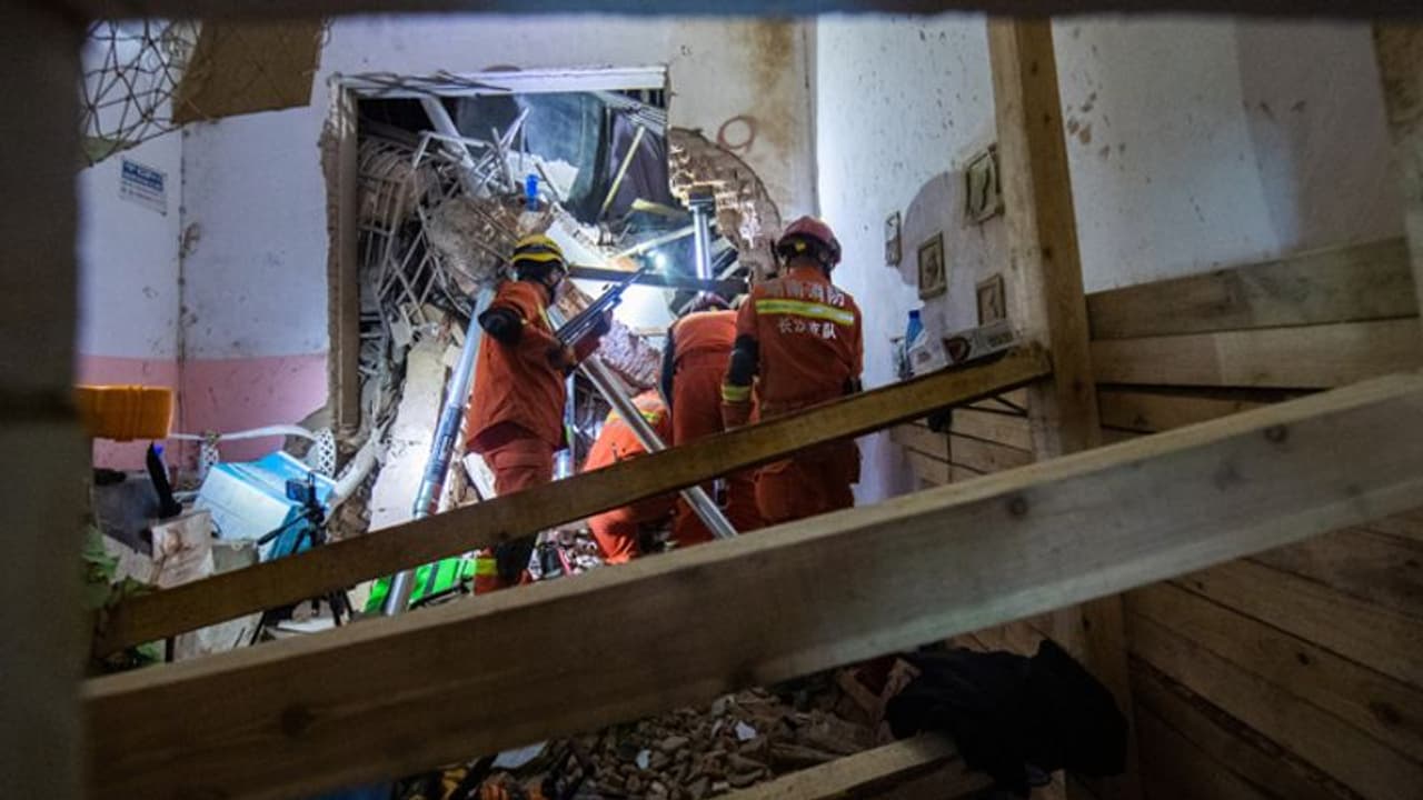 करप्शन नहीं झेल पाई चीन की 8 मंजिला बिल्डिंग, ऊपर इतना कंस्ट्रक्शन कर दिया कि धड़ाम से ढह गई, अब तक 53 की मौत करप्शन नहीं झेल पाई चीन की 8 मंजिला बिल्डिंग, ऊपर इतना कंस्ट्रक्शन कर दिया कि धड़ाम से ढह गई, अब तक 53 की मौत