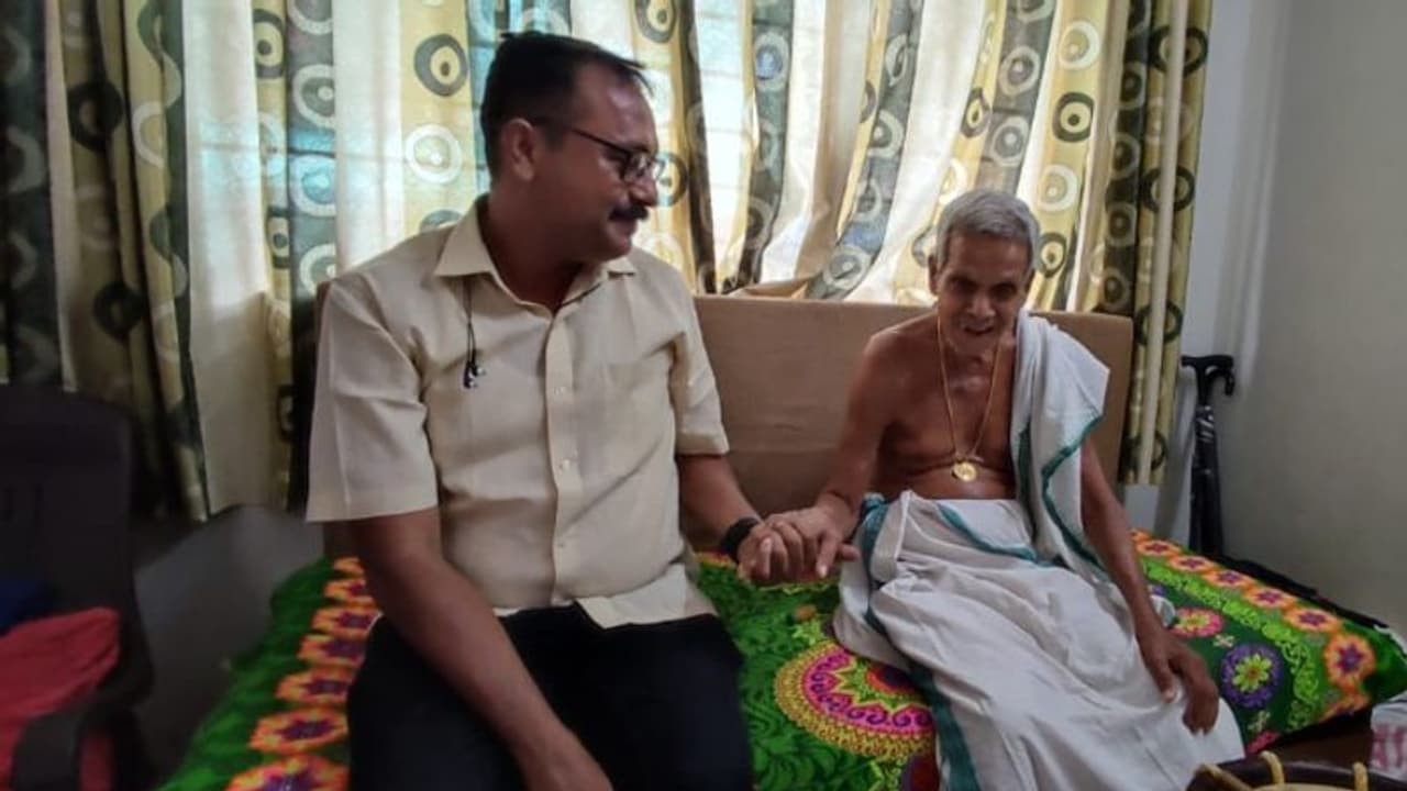 പെരുവനത്തിന്റെ വലംകൈയ്യായി ഇനി കേളത്തില്ല, ഇലഞ്ഞിത്തറയിൽ ഈ അസാന്നിധ്യം പൂരപ്രേമികളറിയും പെരുവനത്തിന്റെ വലംകൈയ്യായി ഇനി കേളത്തില്ല, ഇലഞ്ഞിത്തറയിൽ ഈ അസാന്നിധ്യം പൂരപ്രേമികളറിയും