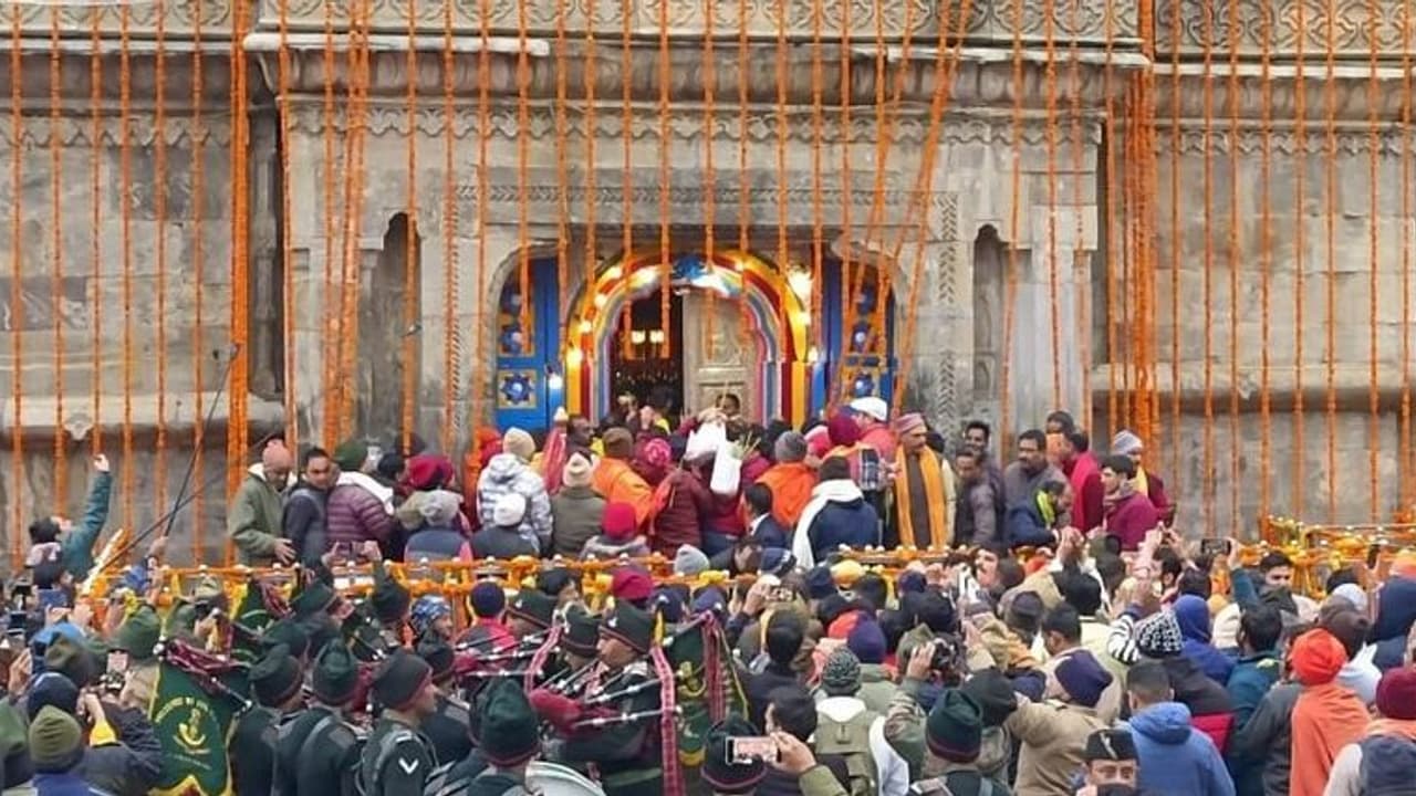 తెరుచుకున్న కేదార్నాథ్ ఆలయం.. హాజరైన ఉత్తరాఖండ్ సీఎం పుష్కర్ సింగ్ ధామి తెరుచుకున్న కేదార్నాథ్ ఆలయం.. హాజరైన ఉత్తరాఖండ్ సీఎం పుష్కర్ సింగ్ ధామి