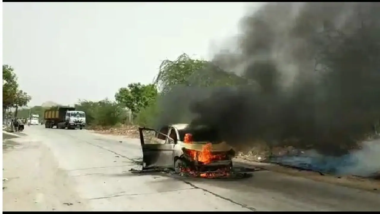 सीकर में द बर्निंग कारः बीच सड़क धू धूकर जली कार और लॉक हो गए गेट, अंदर बचाओ बचाओ चिल्लाते रहे 2 दोस्त