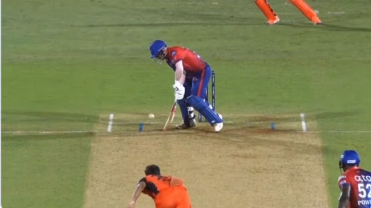 IPL 2022 : 'ഷോട്ട് ഓഫ് ദ് ടൂര്ണമെന്റ്'; ഭുവിയുടെ തന്ത്രത്തെ പ്രതിഭകൊണ്ട് മറികടന്ന് വാര്ണറുടെ ബൗണ്ടറി IPL 2022 : 'ഷോട്ട് ഓഫ് ദ് ടൂര്ണമെന്റ്'; ഭുവിയുടെ തന്ത്രത്തെ പ്രതിഭകൊണ്ട് മറികടന്ന് വാര്ണറുടെ ബൗണ്ടറി