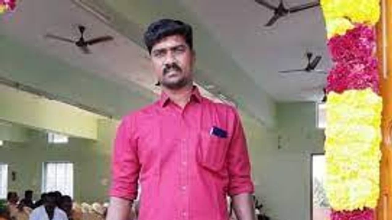 அகதி பெண்ணிடம் பாலியல் சீண்டல்.. சுவர் ஏறி குதித்து ஓடிய போலீஸ்.. சஸ்பெண்ட் செய்த எஸ்.பி.. அகதி பெண்ணிடம் பாலியல் சீண்டல்.. சுவர் ஏறி குதித்து ஓடிய போலீஸ்.. சஸ்பெண்ட் செய்த எஸ்.பி..