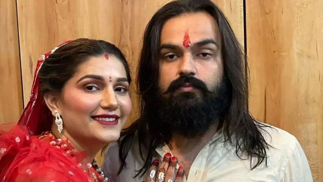 डूबते सूरज की आड़ में सपना चौधरी पति संग हुई रोमांटिक, घर की छत पर रोमांस करते शेयर किया Video डूबते सूरज की आड़ में सपना चौधरी पति संग हुई रोमांटिक, घर की छत पर रोमांस करते शेयर किया Video