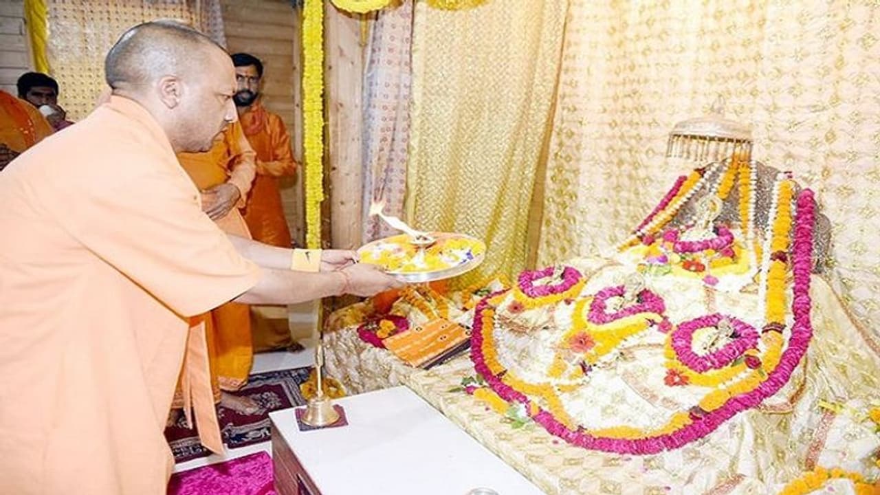 अयोध्या पहुंचे सीएम योगी आदित्यनाथ, दर्शन पूजन के बाद विद्यालय का किया निरीक्षण अयोध्या पहुंचे सीएम योगी आदित्यनाथ, दर्शन पूजन के बाद विद्यालय का किया निरीक्षण