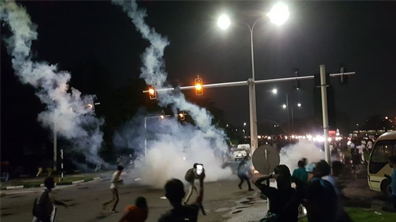 Sri Lanka Crisis ಹಿಂಸಾಚಾರಕ್ಕೆ ತಿರುಗಿದ ಪ್ರತಿಭಟನೆಯಲ್ಲಿ ಗುಂಡಿನ ದಾಳಿ, ಸಂಸದ ಸಾವು! Sri Lanka Crisis ಹಿಂಸಾಚಾರಕ್ಕೆ ತಿರುಗಿದ ಪ್ರತಿಭಟನೆಯಲ್ಲಿ ಗುಂಡಿನ ದಾಳಿ, ಸಂಸದ ಸಾವು!