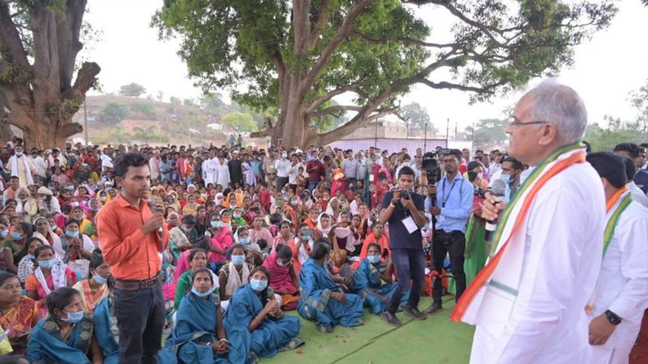 छत्तीसगढ़ में भेंट मुलाकात अभियान : प्रोटोकॉल तोड़ जनता के बीच पहुंचे CM भूपेश बघेल, हालचाल जाना, आशीर्वाद लिया