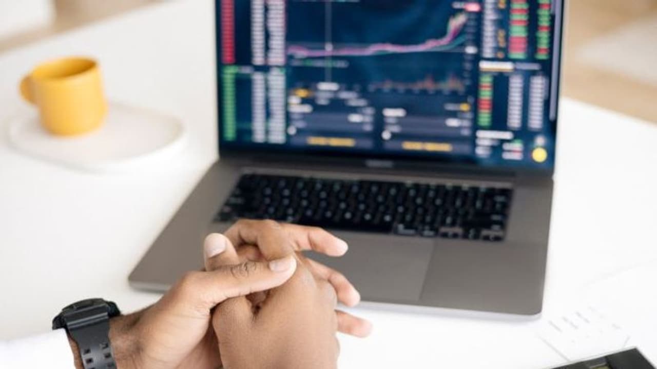 Axis MF replaces 2 fund managers amid front running allegations Axis MF replaces 2 fund managers amid front running allegations