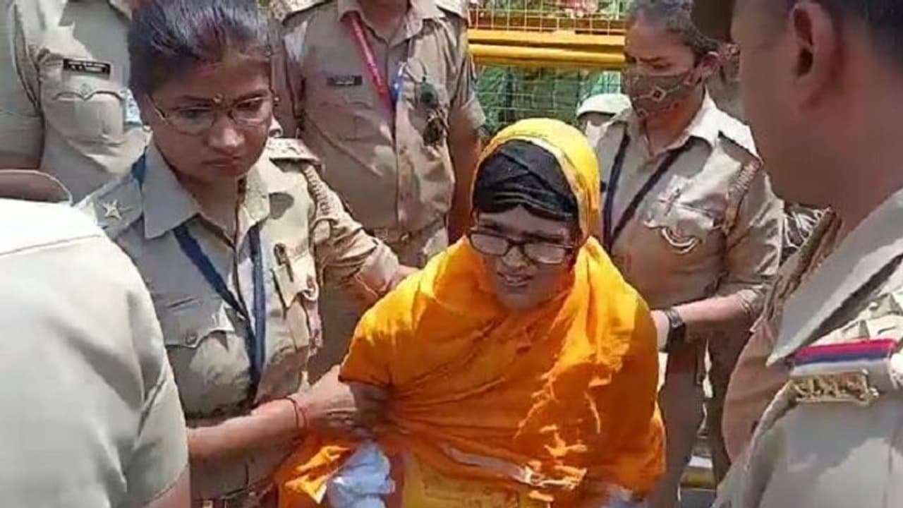 काशी में माहौल खराब करने की हुई कोशिश! विश्वनाथ मंदिर के गेट नंबर 4 के बाहर नमाज पढ़ने लगी महिला काशी में माहौल खराब करने की हुई कोशिश! विश्वनाथ मंदिर के गेट नंबर 4 के बाहर नमाज पढ़ने लगी महिला