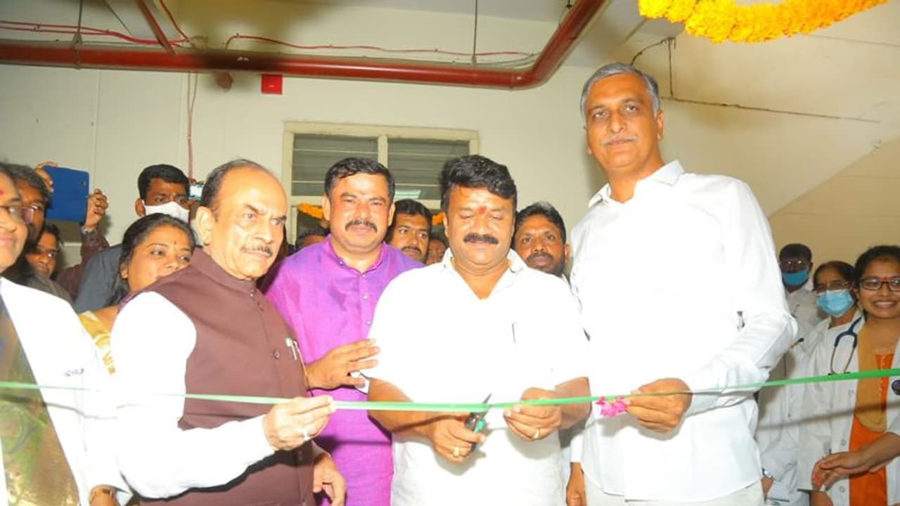 కేంద్రం బూస్టర్ డోస్ ఉచితంగా ఇవ్వాల్సిందే తెలంగాణ వైద్యారోగ్య శాఖ మంత్రి హరీశ్ రావు కేంద్రం బూస్టర్ డోస్ ఉచితంగా ఇవ్వాల్సిందే తెలంగాణ వైద్యారోగ్య శాఖ మంత్రి హరీశ్ రావు