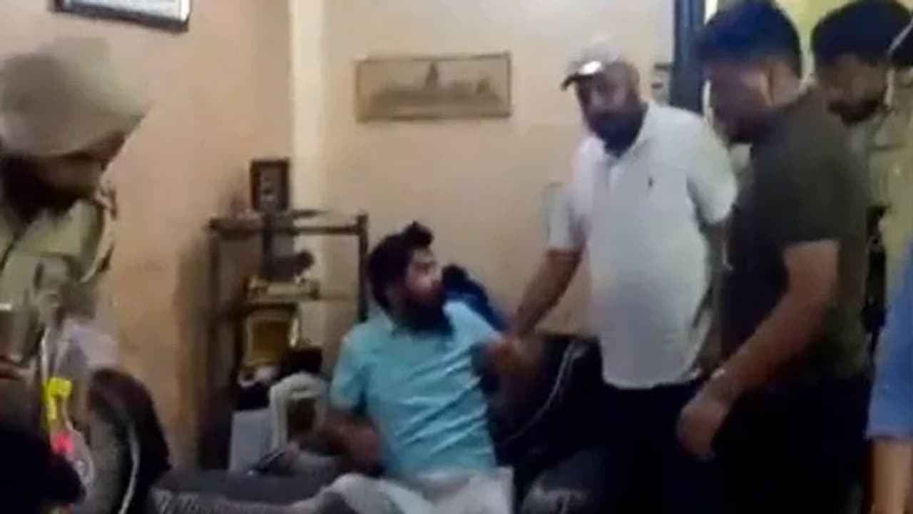 तेजिंदर बग्गा की गिरफ्तारी पर दिल्ली, पंजाब और हरियाणा में गजब का ड्रामा, पिता बोले पगड़ी तक नहीं पहनने दिया
