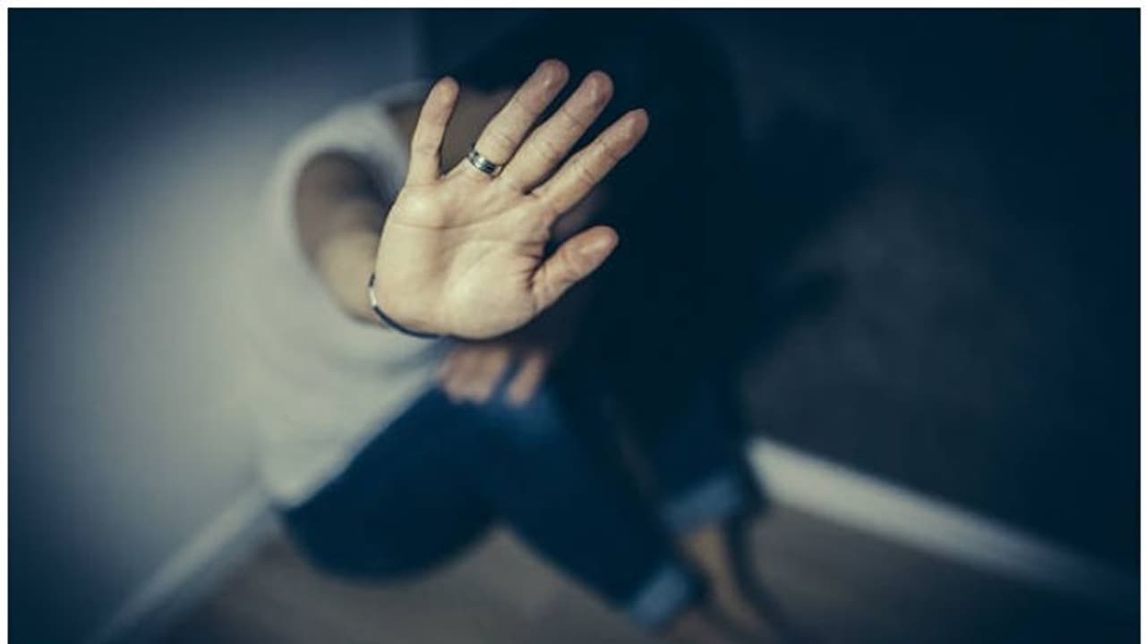 దారుణం.. వితంతువుకు లైంగిక వేధింపులు.. కోరికతీరిస్తే అండగా ఉంటానంటూ ఎర...