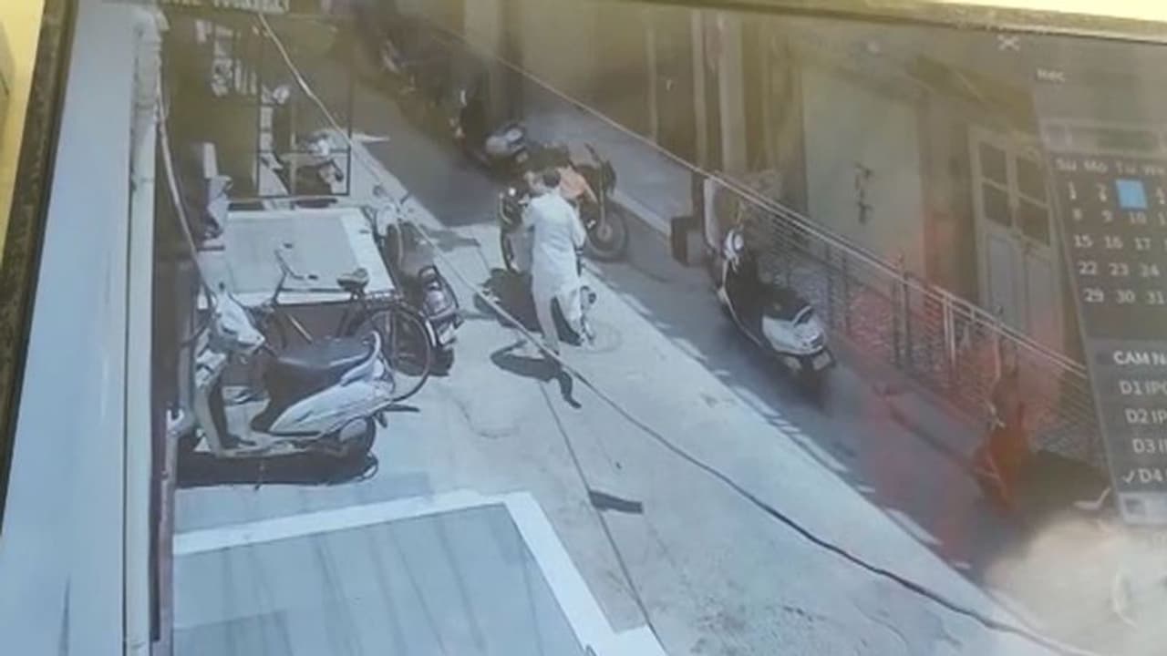 जोधपुर हिंसा का जख्म : तीन दिन बाद भी अस्पताल में जिंदगी मौत से लड़ रहा है दीपक, कहर बनकर टूटा था दंगाई जोधपुर हिंसा का जख्म : तीन दिन बाद भी अस्पताल में जिंदगी मौत से लड़ रहा है दीपक, कहर बनकर टूटा था दंगाई