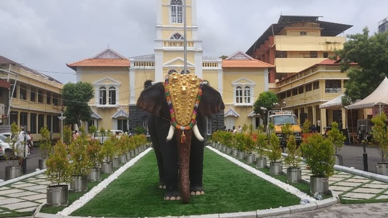 ഡമ്മിയാനയെ ഇറക്കി പൂര വിളംബരം; വീണുകിട്ടിയ വടി ആയുധമാക്കി പ്രതിപക്ഷം, തൃശൂർക്കാരെ അപമാനിച്ചെന്ന് ആക്ഷേപം ഡമ്മിയാനയെ ഇറക്കി പൂര വിളംബരം; വീണുകിട്ടിയ വടി ആയുധമാക്കി പ്രതിപക്ഷം, തൃശൂർക്കാരെ അപമാനിച്ചെന്ന് ആക്ഷേപം