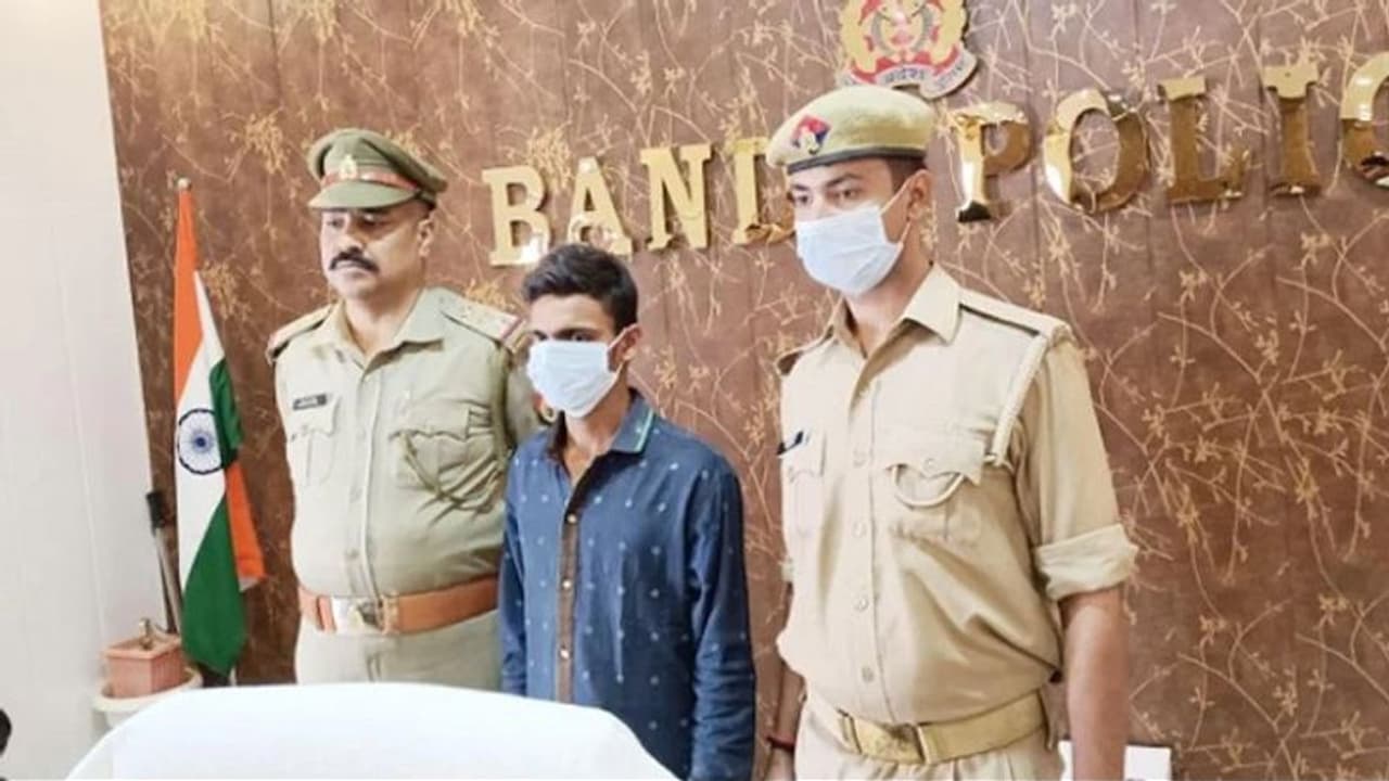 बांदा: दादा दादी की बेइज्ज़ती का पोते ने फिल्मी अंदाज़ में लिया बदला, जानिए क्या था पूरा मामला बांदा: दादा दादी की बेइज्ज़ती का पोते ने फिल्मी अंदाज़ में लिया बदला, जानिए क्या था पूरा मामला