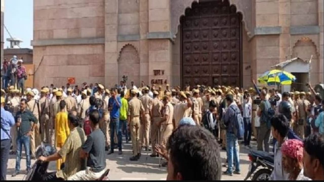 বুদ্ধপূর্ণিমার দিন জ্ঞাপবাপী মসজিদের কূপে শিবলিঙ্গের দর্শন, হিন্দু আইনজীবীর দাবি ঘিরে চাঞ্চল্য বুদ্ধপূর্ণিমার দিন জ্ঞাপবাপী মসজিদের কূপে শিবলিঙ্গের দর্শন, হিন্দু আইনজীবীর দাবি ঘিরে চাঞ্চল্য